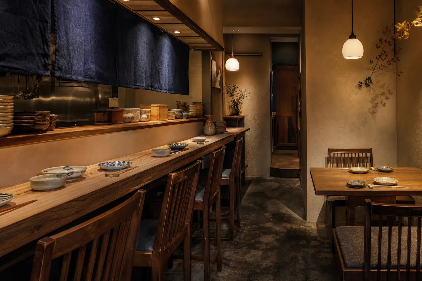木のカウンターとテーブルがある落ち着いた海鮮居酒屋の空間イメージ