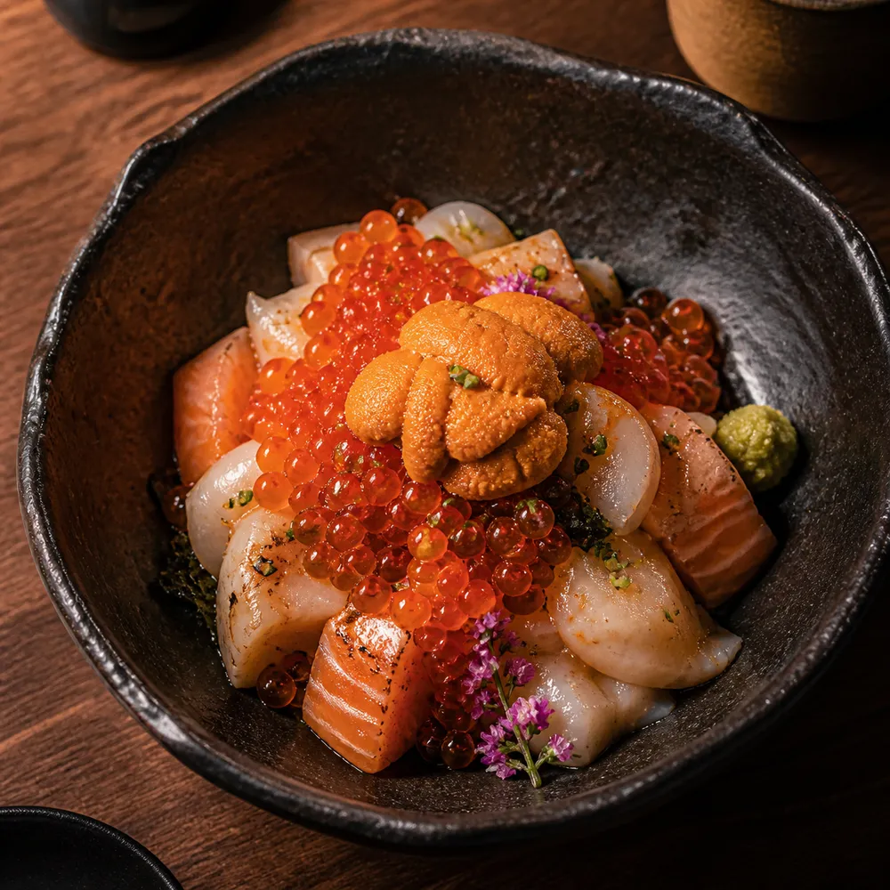 魚介といくらを盛り込んだ海鮮創作料理のイメージ